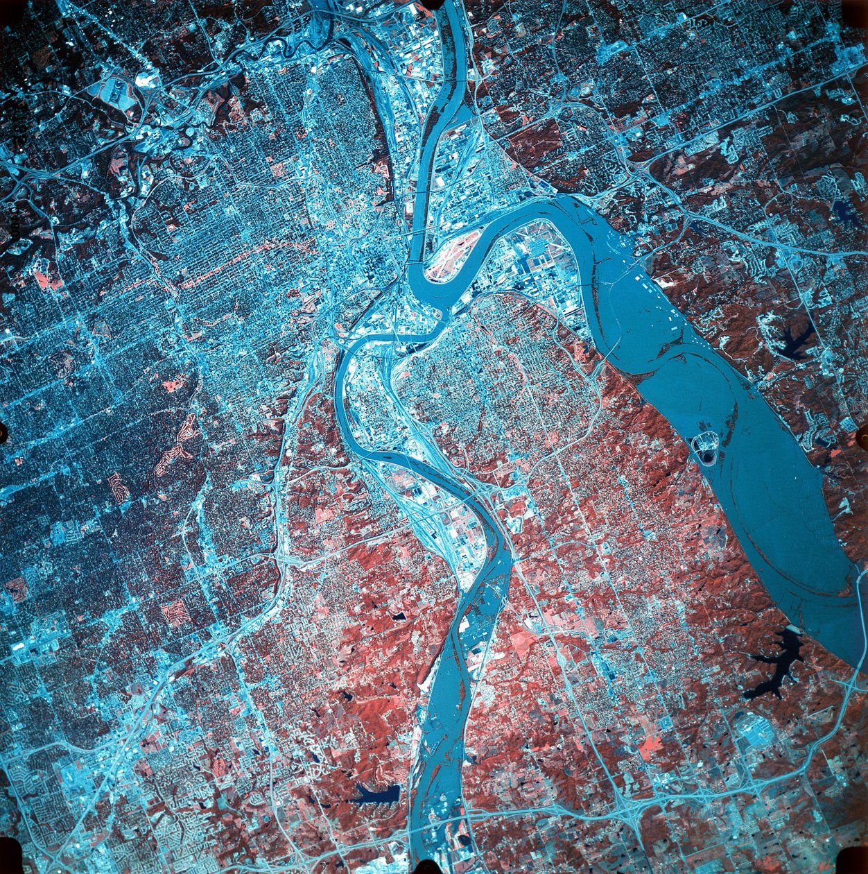 Infračervená fotografie soutoku řek Missouri a Kansas, 19. července 1993 během silných záplav (sever, vpravo nahoře). Převzato z letadla ER-2 NASA. NASA fotografie. od National Aeronautics and Space Administration National Aeronautics and Space Administration