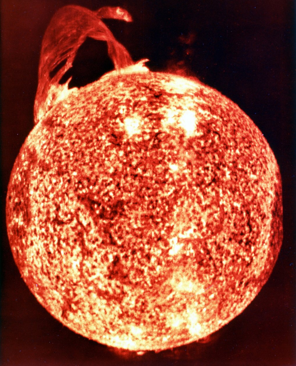 Jedna z nejpozoruhodnějších slunečních erupcí (vlevo nahoře), která kdy byla zaznamenána, pokrývající více než 588 000 km přes sluneční povrch. NASA fotografie. od National Aeronautics and Space Administration National Aeronautics and Space Administration