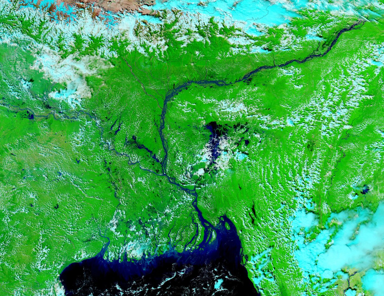 Satelitní snímek z 5. října 2002 ukazuje podmáčené nížiny v Indii a Bangladéši. Jasně modré jsou řeky, jezera a zatopené oblasti. V popředí uprostřed tmavé oblasti je Bengálský záliv. Poděkujte NASA. od National Aeronautics and Space Administration National Aeronautics and Space Administration