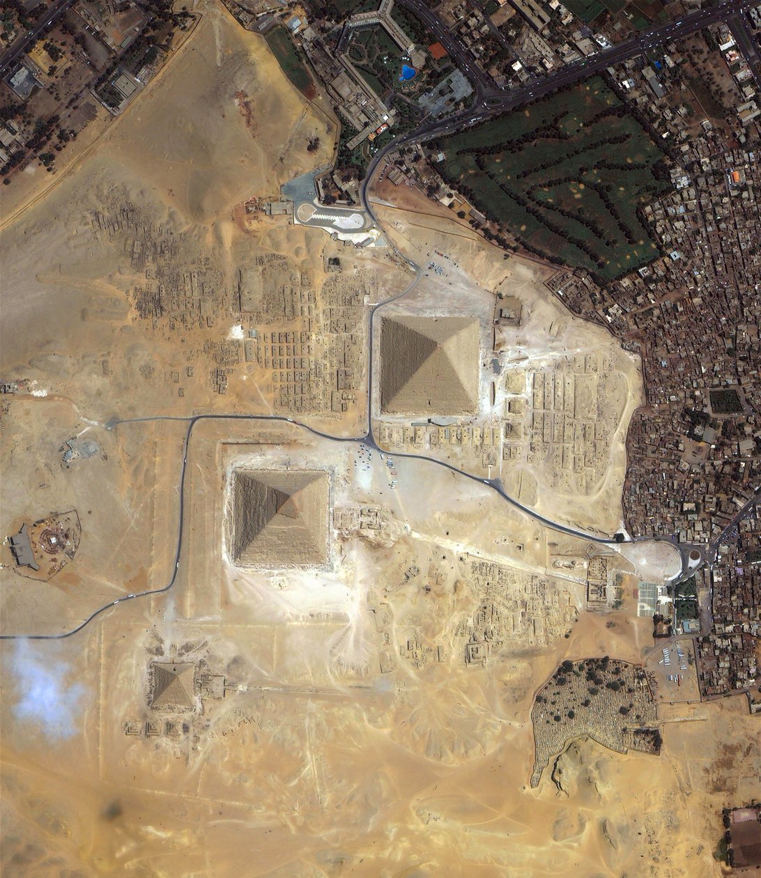 Satelitní pohled na pyramidy v Gíze, Egypt. Poděkujte NASA. od National Aeronautics and Space Administration National Aeronautics and Space Administration