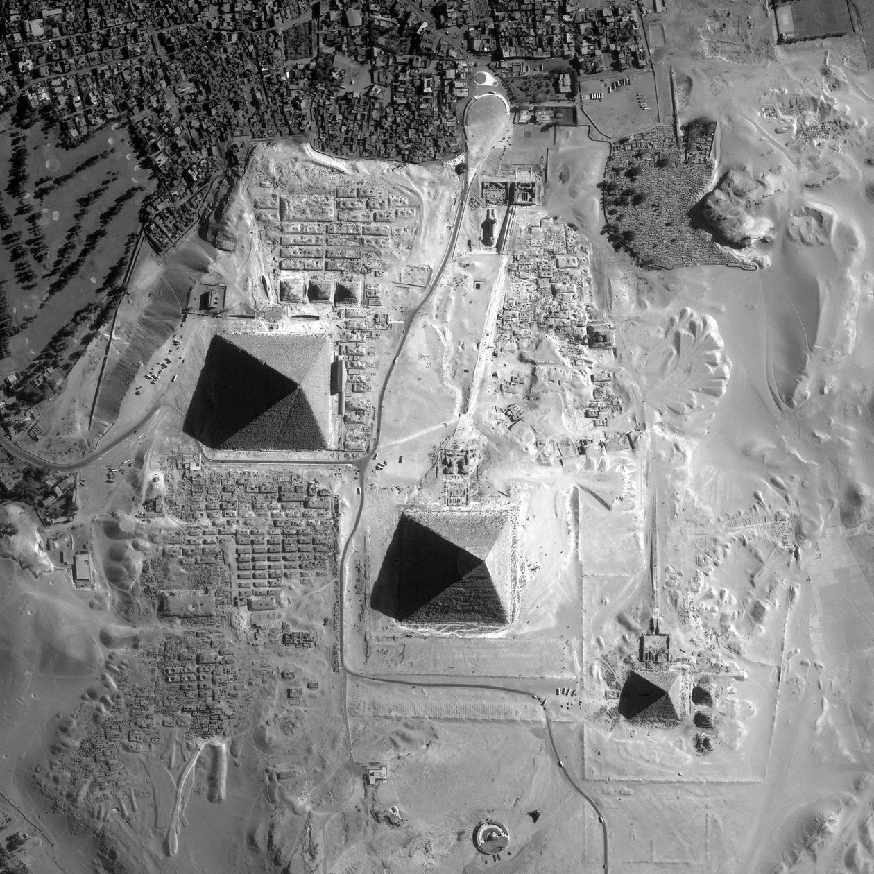 Satelitní pohled na pyramidy v Gíze, Egypt. Poděkujte NASA. od National Aeronautics and Space Administration National Aeronautics and Space Administration