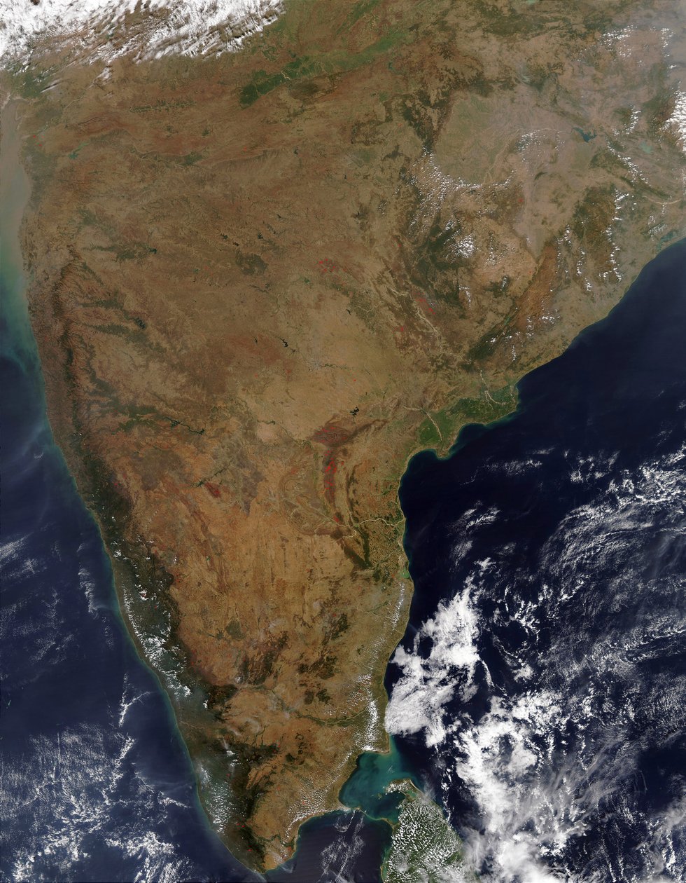 Satelitní pohled na indický poloostrov. Srí Lanka je vidět pod mrakem vpravo dole. Kredit: NASA. Věda Země Geologie Oceánografie od National Aeronautics and Space Administration National Aeronautics and Space Administration