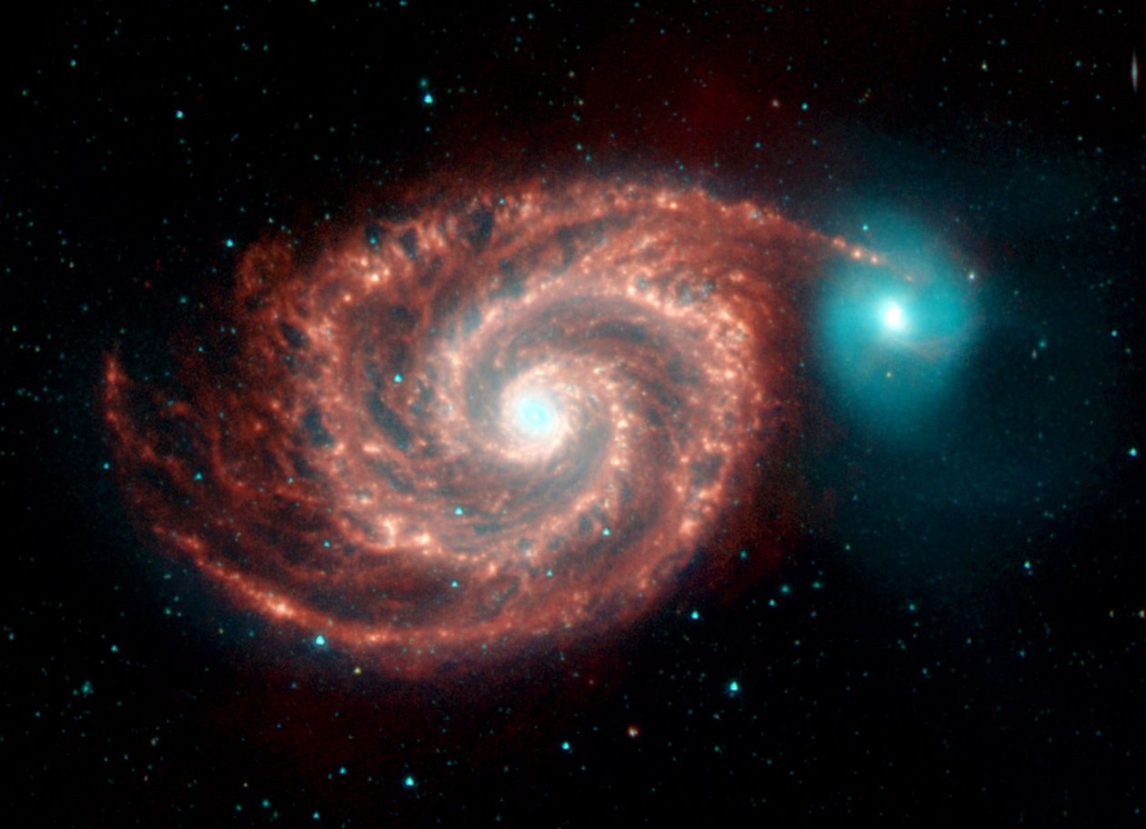 Infračervený snímek galaxie Whirlpool ze Spitzerova vesmírného dalekohledu. Podivné struktury překlenují mezery mezi spirálními rameny bohatými na prach a ukazují prachové, plynové a hvězdné populace v jasné spirální galaxii. Cr od National Aeronautics and Space Administration National Aeronautics and Space Administration