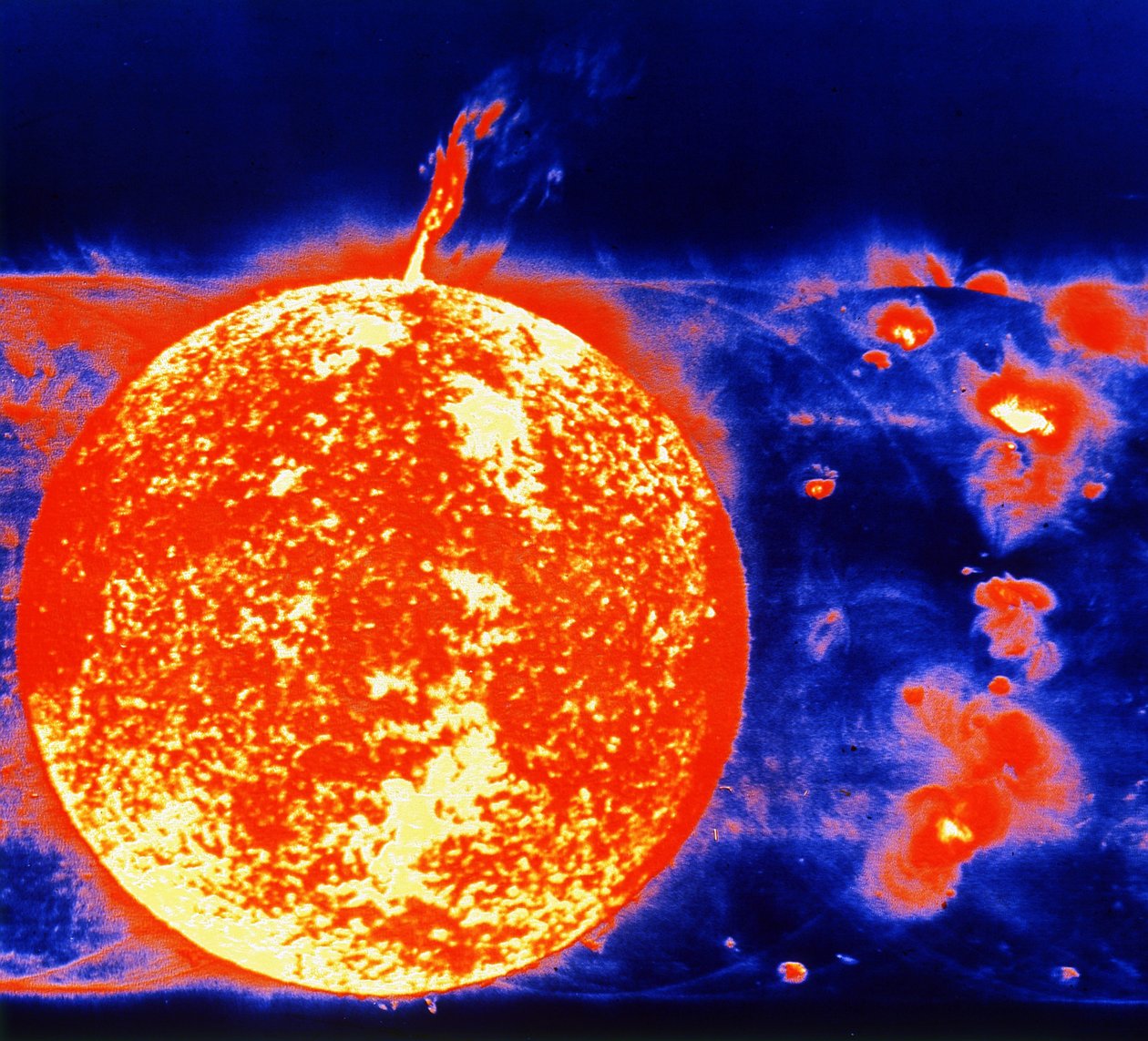Sluneční skvrny a protuberance v roce 1973. Snímek ze slunečního dalekohledu Skylabs. NASA fotografie. od National Aeronautics and Space Administration National Aeronautics and Space Administration