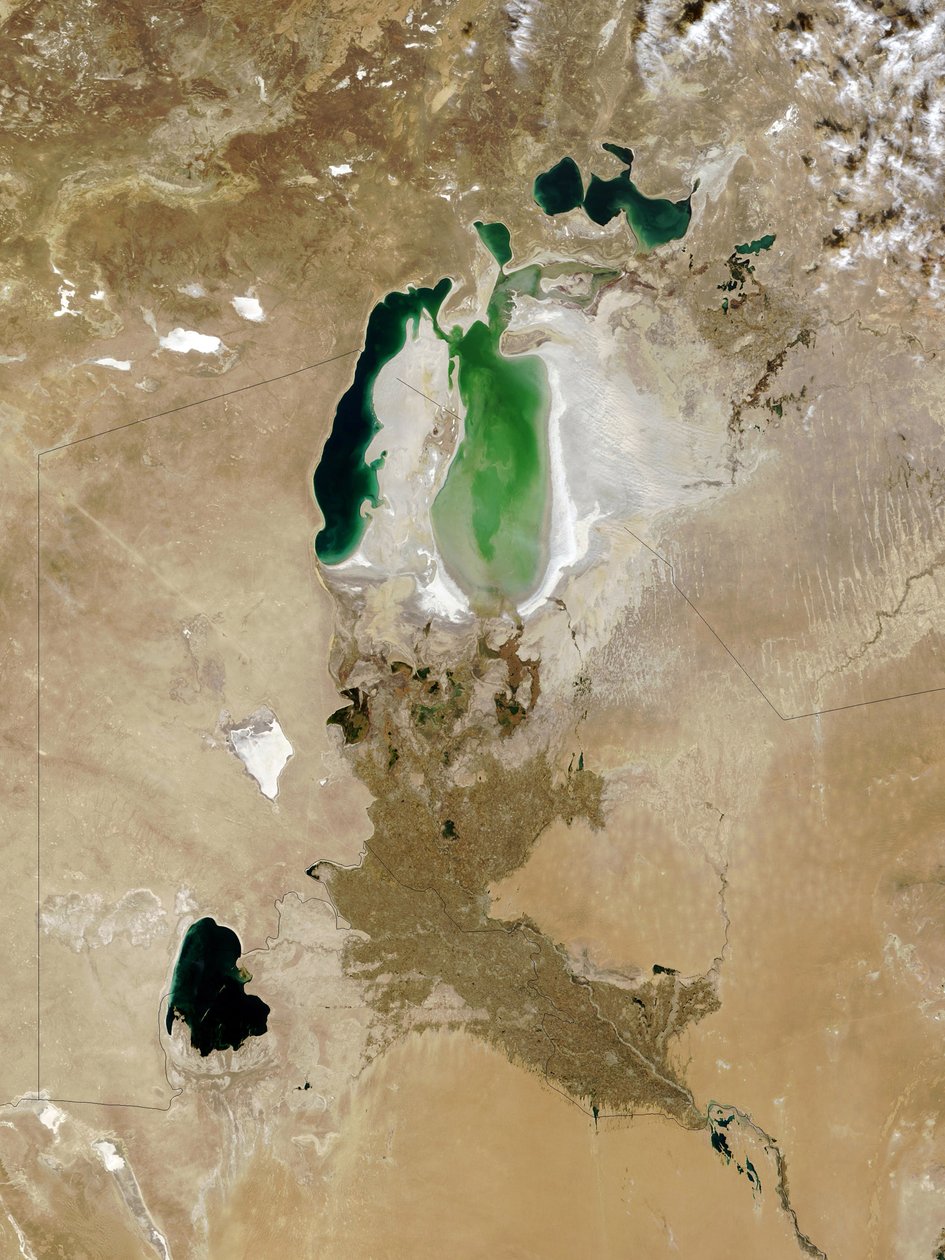 Aralské jezero, říjen 2008. Kdysi čtvrté největší vnitrozemské moře v jižním Kazachstánu a severním Uzbekistánu se rozdělilo na tři vodní plochy. Hlavní příčina smršťování v důsledku odvádění vody od National Aeronautics and Space Administration National Aeronautics and Space Administration