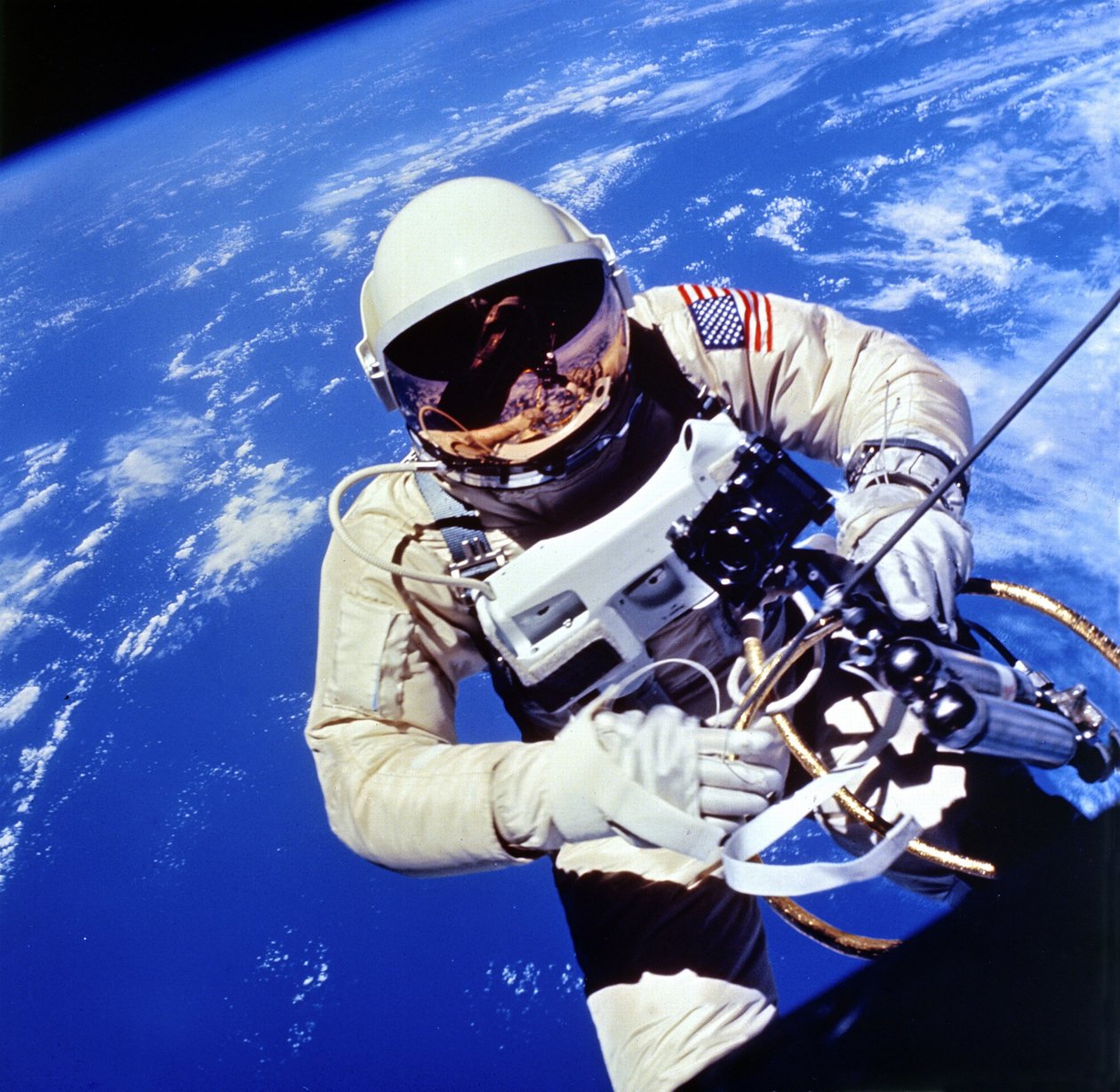 Americký astronaut Edward H Bílý II Provádění vnějších úkolů během třetí dráhy Gemini-Titan 4 let. NASA fotografie. od National Aeronautics and Space Administration National Aeronautics and Space Administration