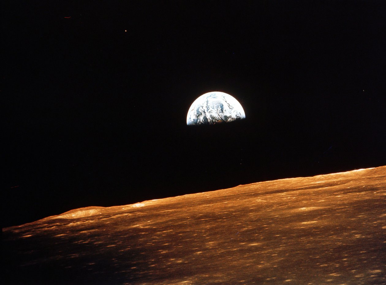 Pohled na Zemi z Apolla 10 ze vzdálenosti přibližně 100 000 mil. Evropa, Asie a části Afriky viditelné s určitou oblačností. NASA fotografie. od National Aeronautics and Space Administration National Aeronautics and Space Administration