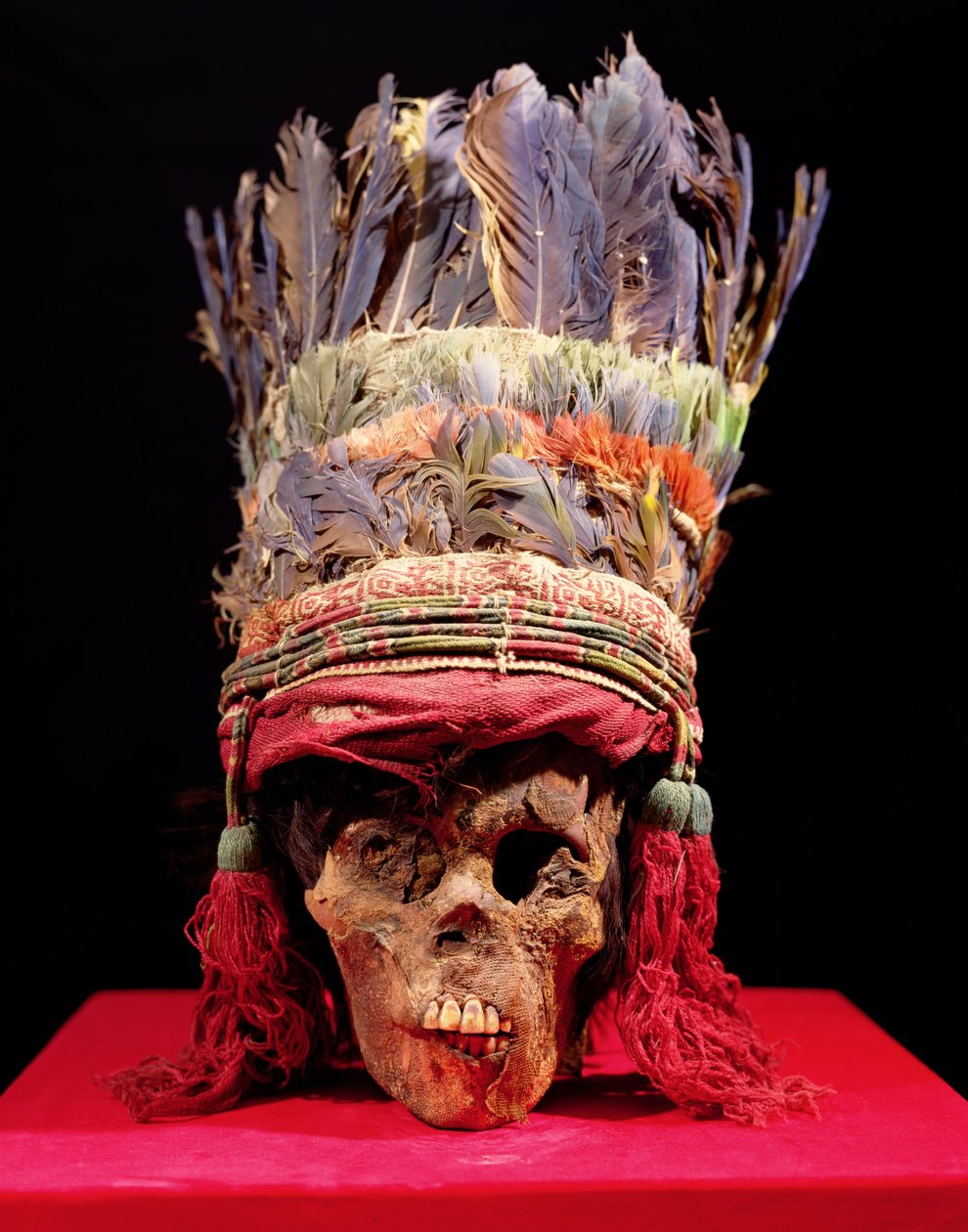 Opeřená čelenka na lebce, z Peru (peří) od Nazca Culture