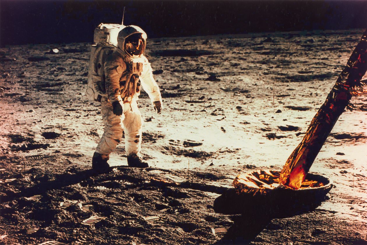 Buzz Aldrin na procházce po povrchu Měsíce v blízkosti nohy lunárního modulu, 1969. od Neil Armstrong