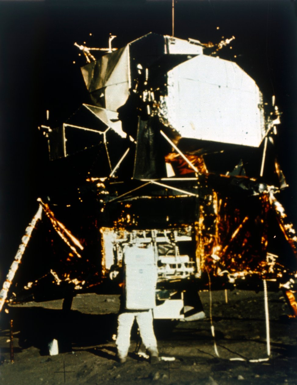 Buzz Aldrin lunárním modulem na povrchu Měsíce, mise Apollo II, červenec 1969. od Neil Armstrong