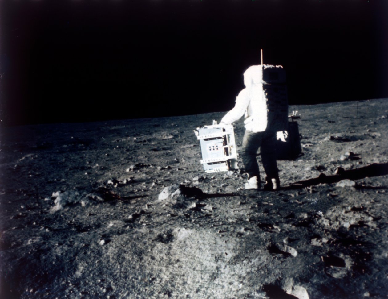 Buzz Aldrin provádí experiment na měsíčním povrchu, mise Apollo II, červenec 1969. od Neil Armstrong