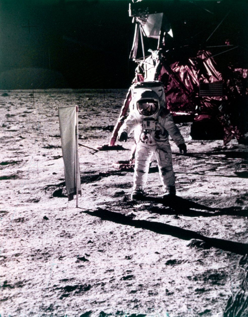 Buzz Aldrin nasazuje kolektor slunečního větru na povrch Měsíce, mise Apollo 11, červenec 1969. od Neil Armstrong