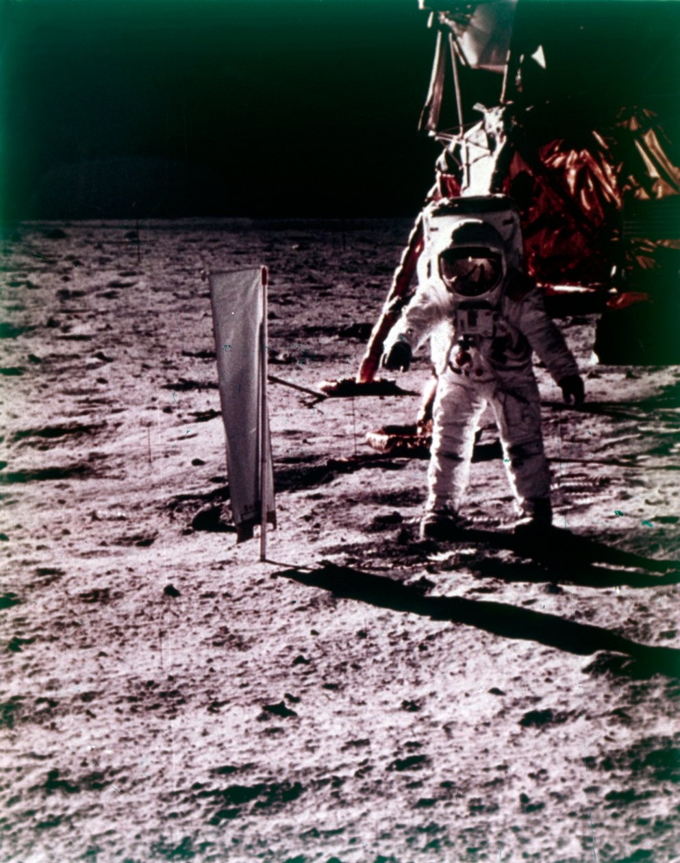 Buzz Aldrin nasazuje kolektor slunečního větru na povrch Měsíce, mise Apollo 11, červenec 1969. od Neil Armstrong