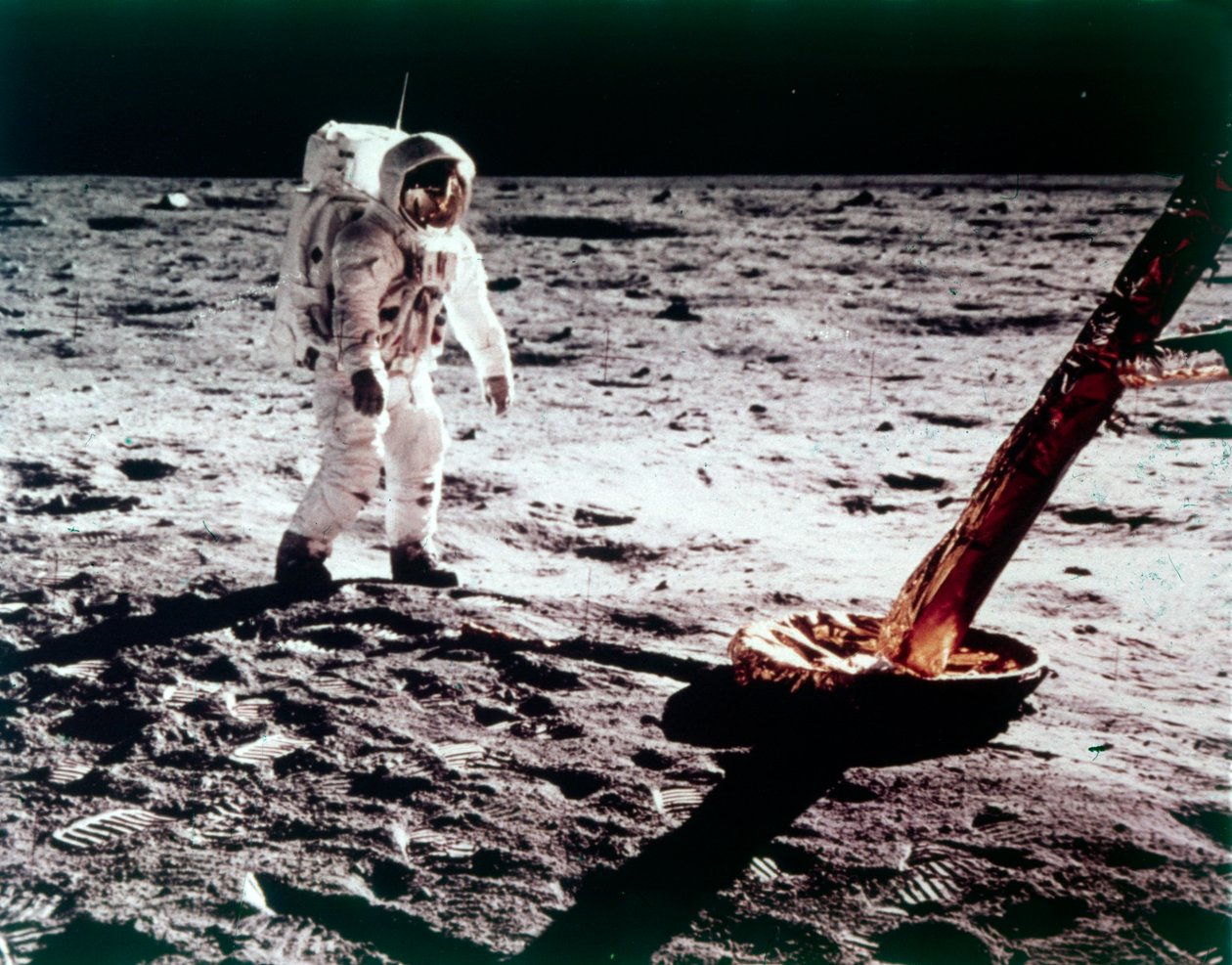 Buzz Aldrin poblíž nohy lunárního modulu na Měsíci, mise Apollo 11, červenec 1969. od Neil Armstrong
