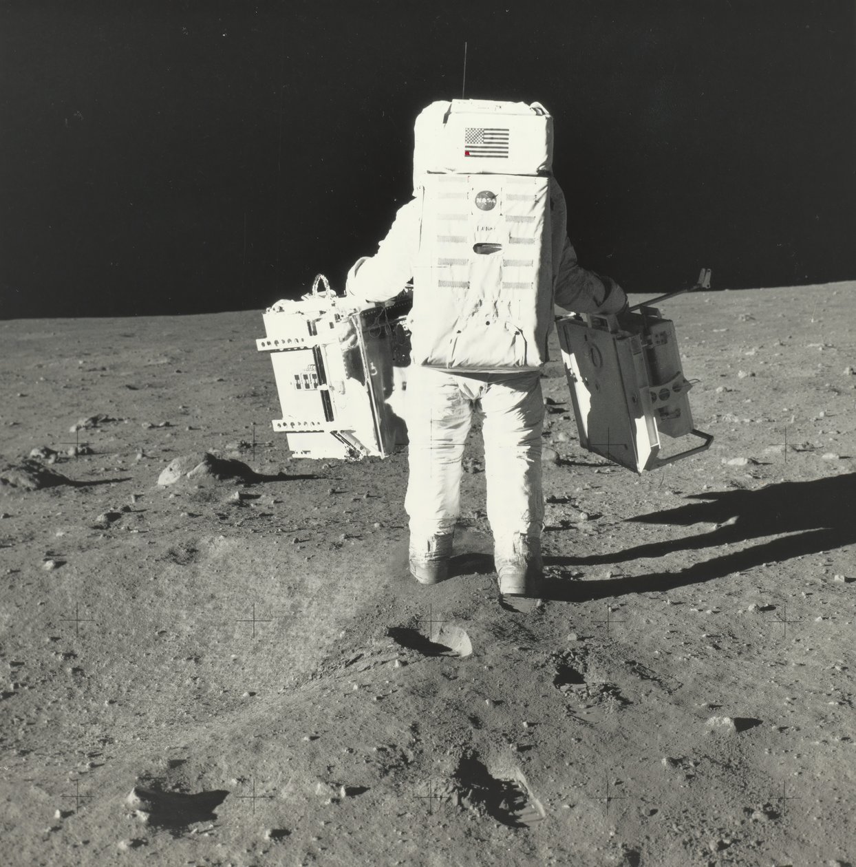 Buzz Aldrin na Měsíci se součástmi balíčku raných vědeckých experimentů Apollo, 1969. od Neil Armstrong