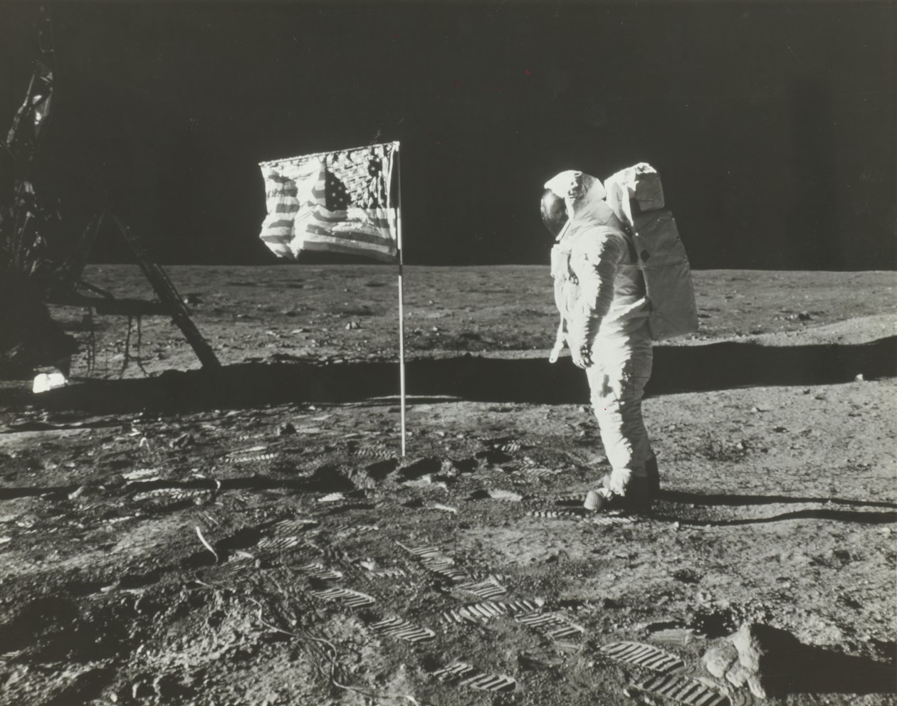 Buzz Aldrin na Měsíci s americkou vlajkou, 1969. od Neil Armstrong