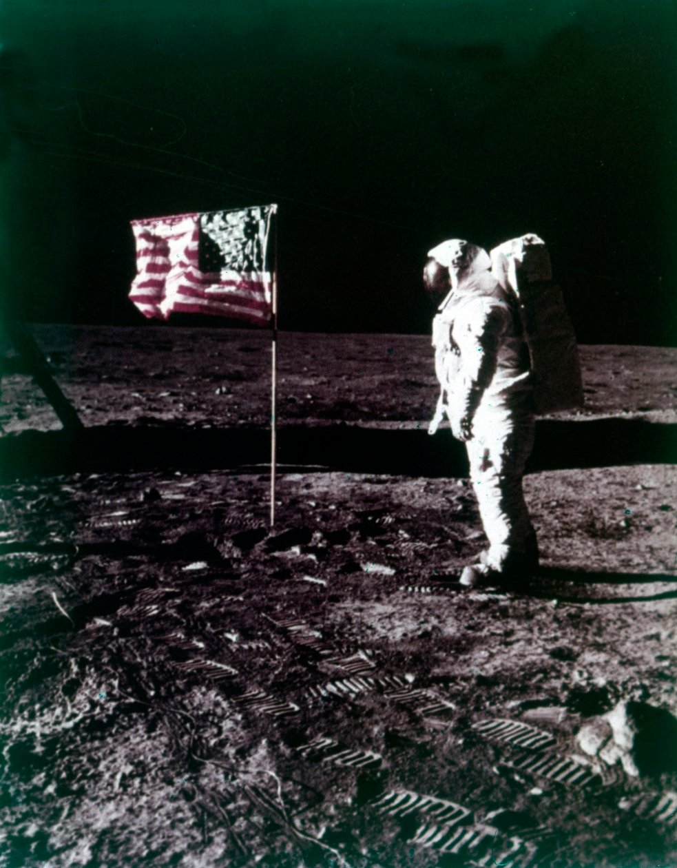 Buzz Aldrin stojí vedle americké vlajky na povrchu Měsíce, červenec 1969. od Neil Armstrong