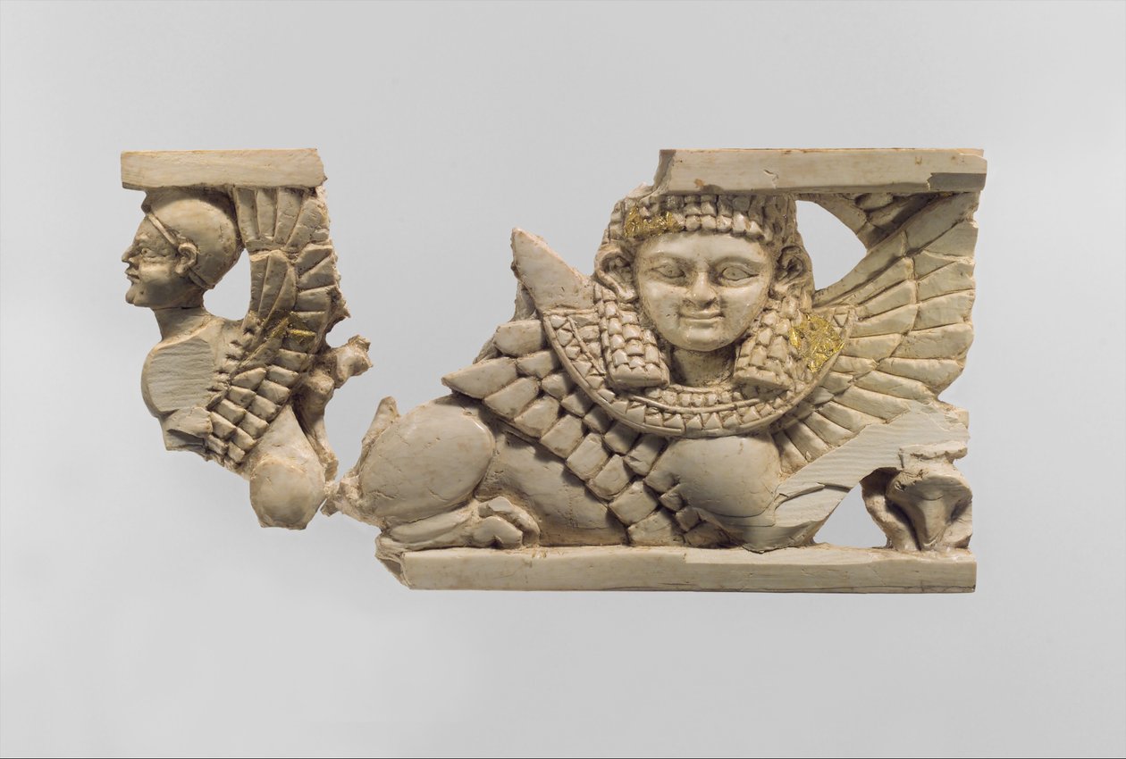 Prolamovaná deska na nábytek se dvěma sfingami, cca 800 př. n. l. (slonovina, zlatá fólie) od Neo Assyrian
