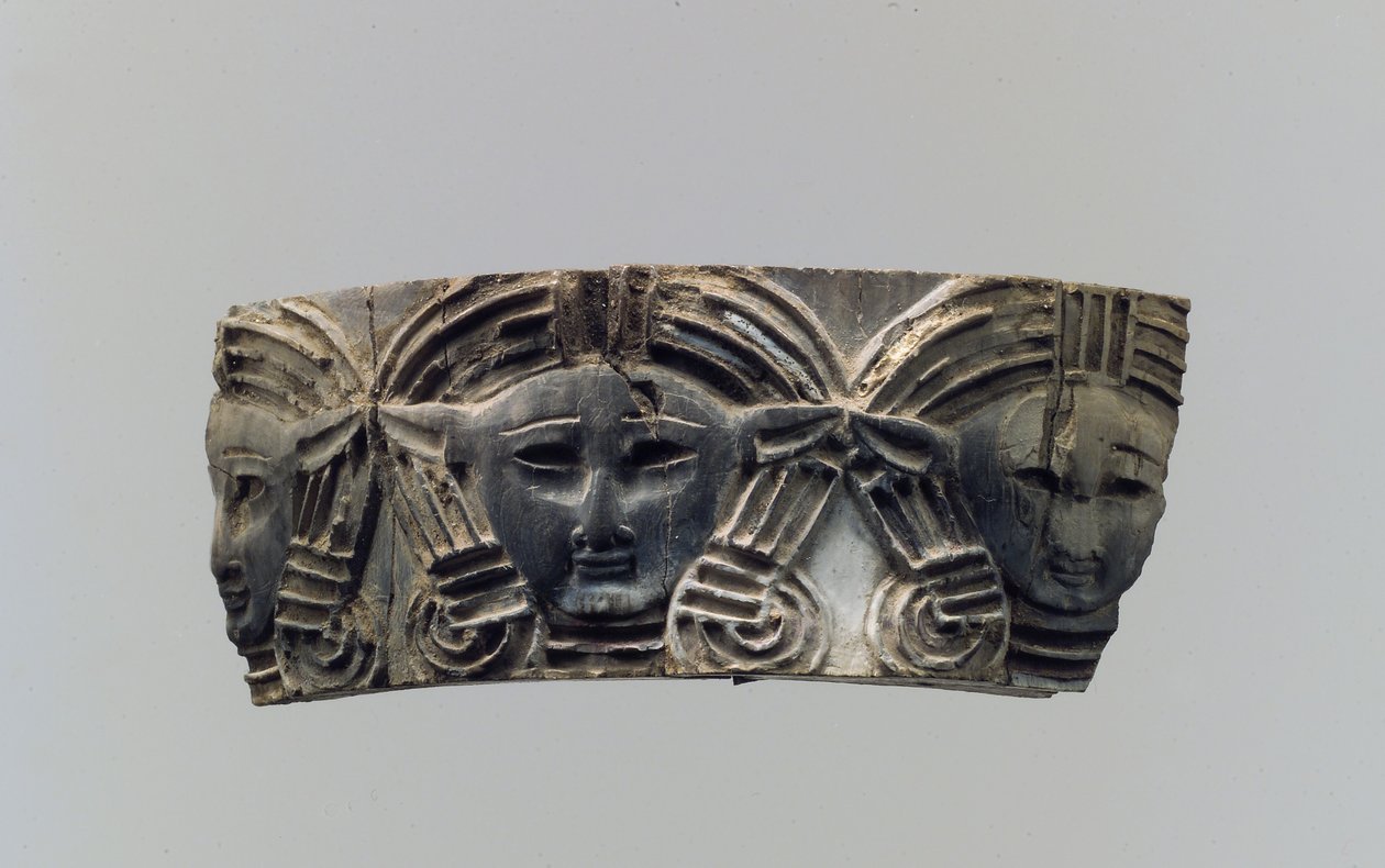 Plaketa s nábytkem Cloisonné nebo krabičkou na kosmetiku se třemi čelními hlavami, cca 8.–7. století př. Kr. (slonová kost) od Neo Assyrian