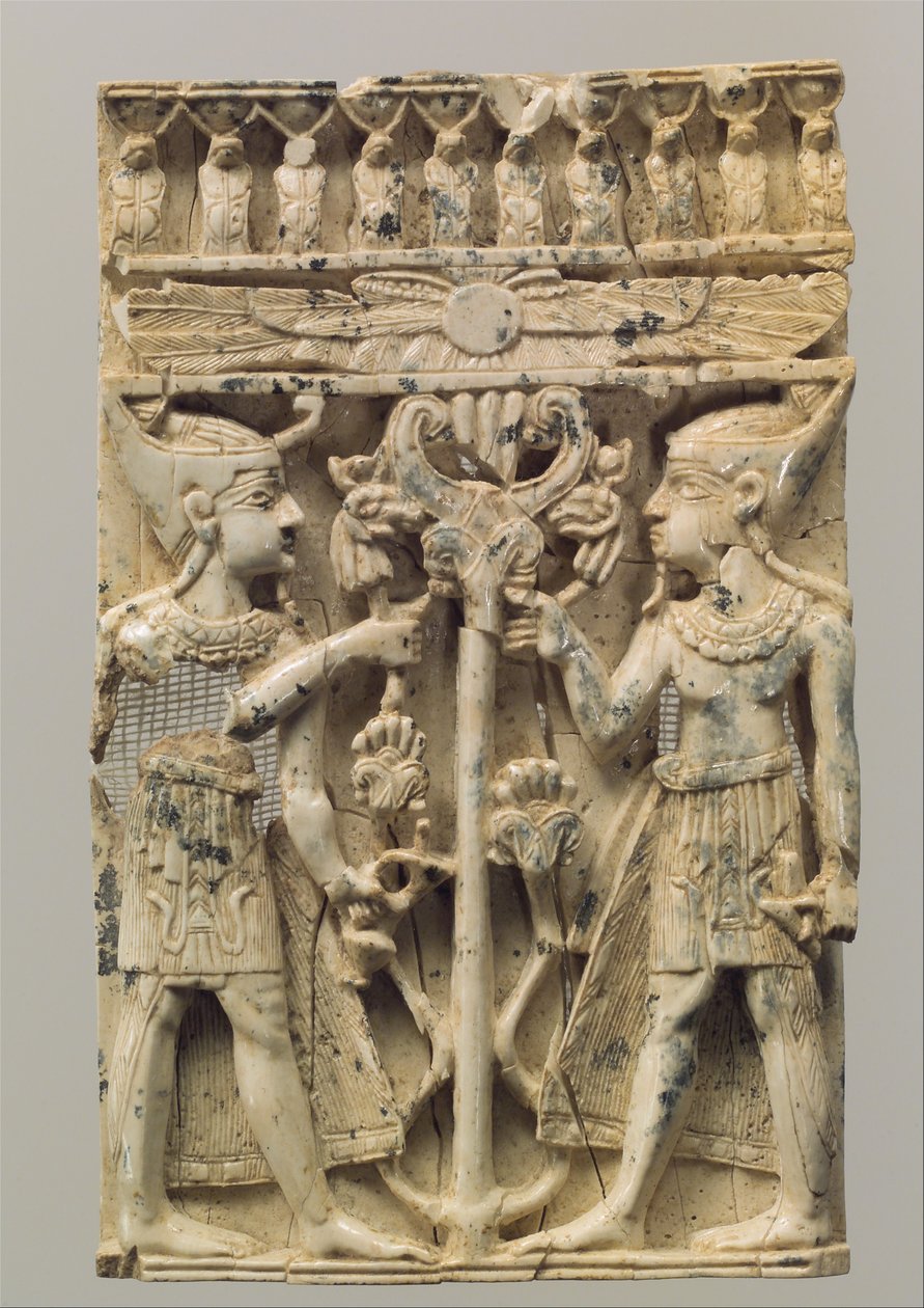 Nábytková deska vytesaná ve vysokém reliéfu se dvěma egyptskými postavami lemujícími volutový strom, cca 9.–8. století př. n. l. (slonovina) od Neo Assyrian