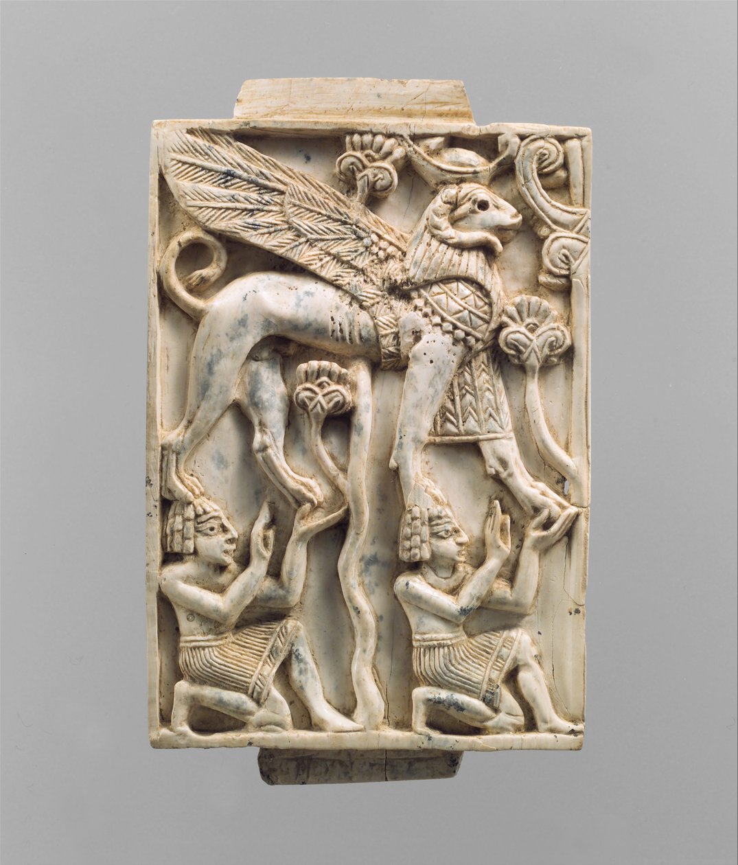 Nábytková deska vyřezaná v reliéfu se sfingou s beraní hlavou, cca 9.–8. století před naším letopočtem. (slonová kost) od Neo Assyrian