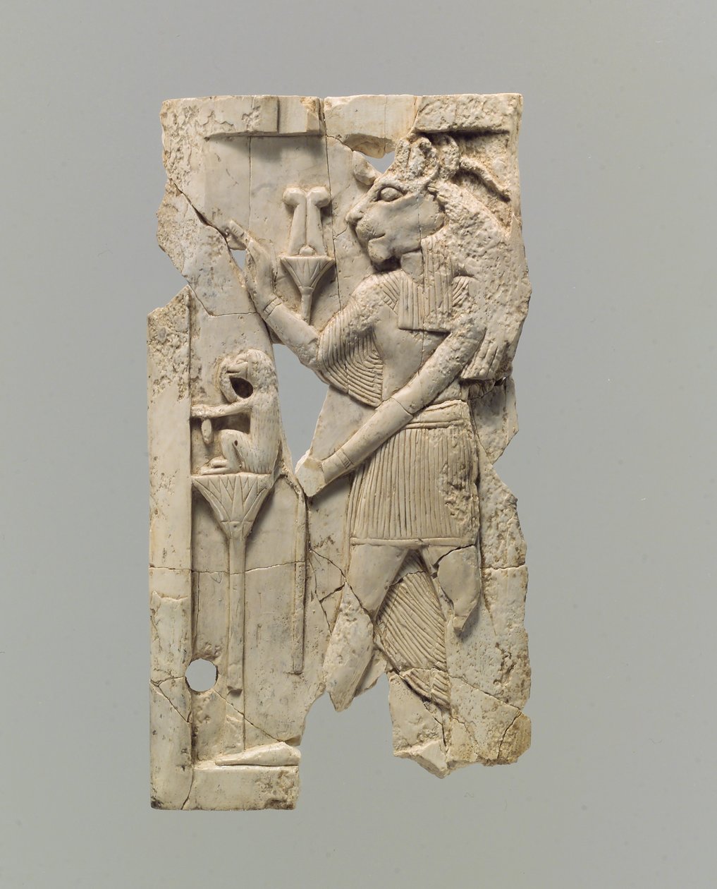 Nábytková deska vyřezávaná v reliéfu s postavou lví hlavy, cca 8.–7. století př. Kr. (slonová kost) od Neo Assyrian