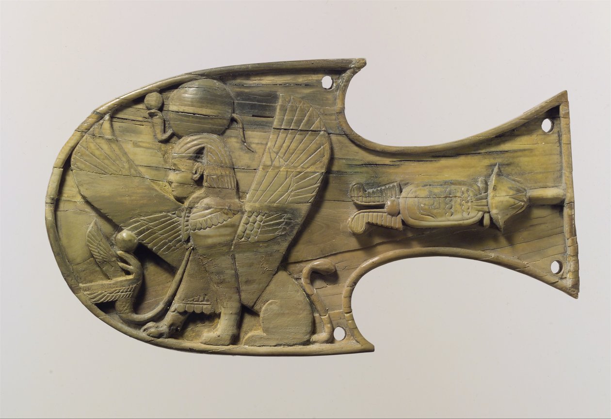 Koňský blikač vytesaný do reliéfu se sedící sfingou, asi 8. století př. n. l. od Neo Assyrian Neo Assyrian