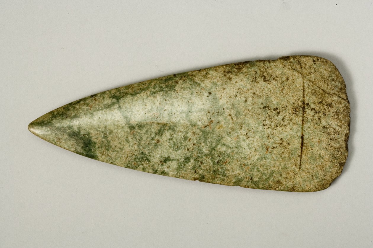 Hlava sekery, 4500-2500 př.nl (leštěný zelený kámen) (viz 270530 pro druhou stranu) od Neolithic