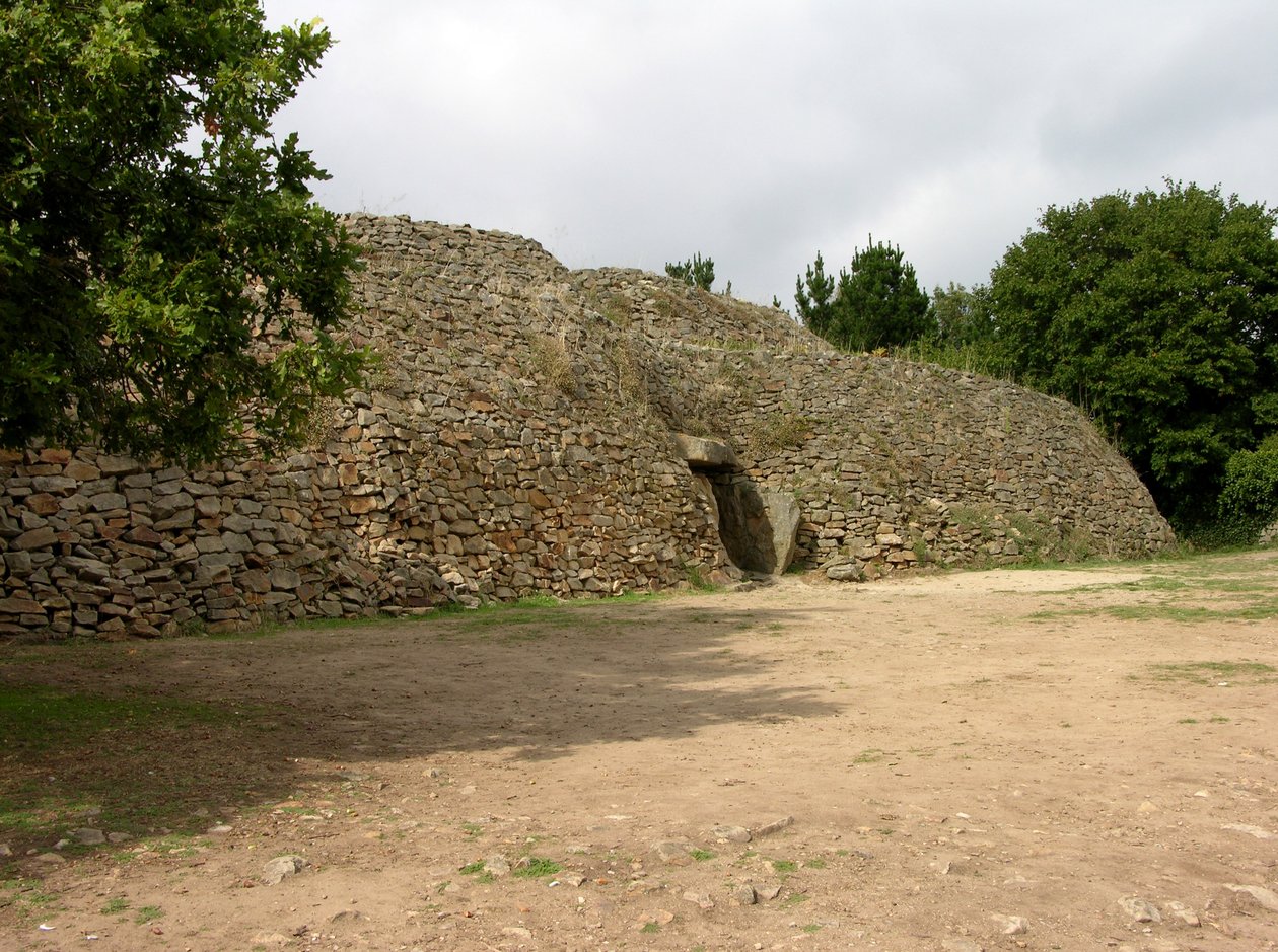 Vchod do průchozího hrobu, objeven 1825 od Neolithic