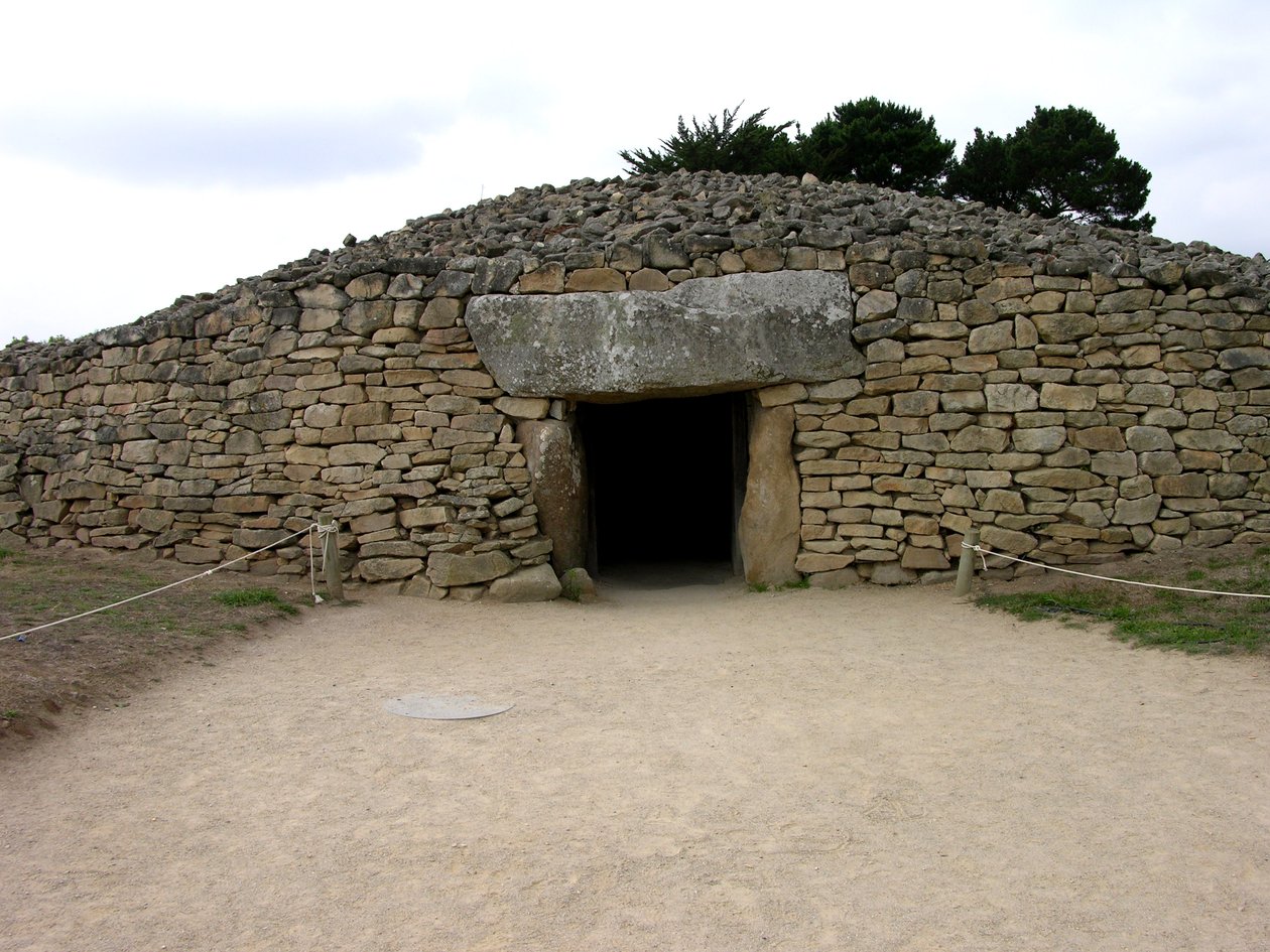 Vchod do průchozího hrobu, objeven 1825 od Neolithic