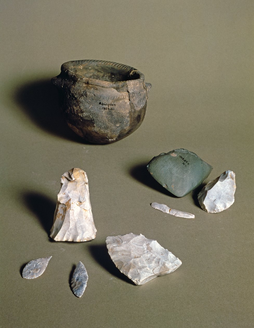 Keramika, sekery a hroty šípů, z neolitického tábora v Abingdon, Berkshire, pravděpodobně 6000-4000 př.nl (keramika a kámen) od Neolithic