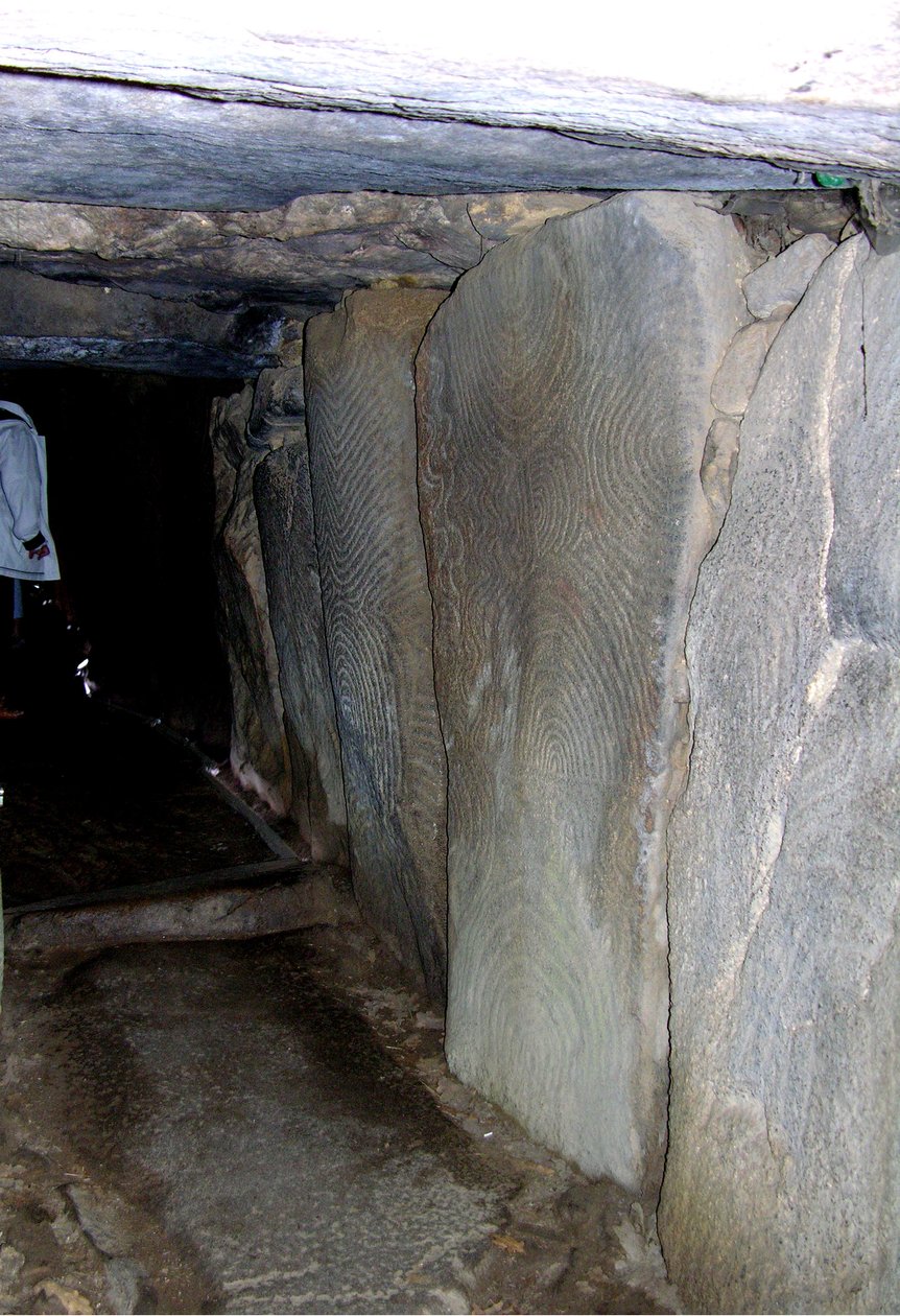 Pohled přes průchod od Neolithic