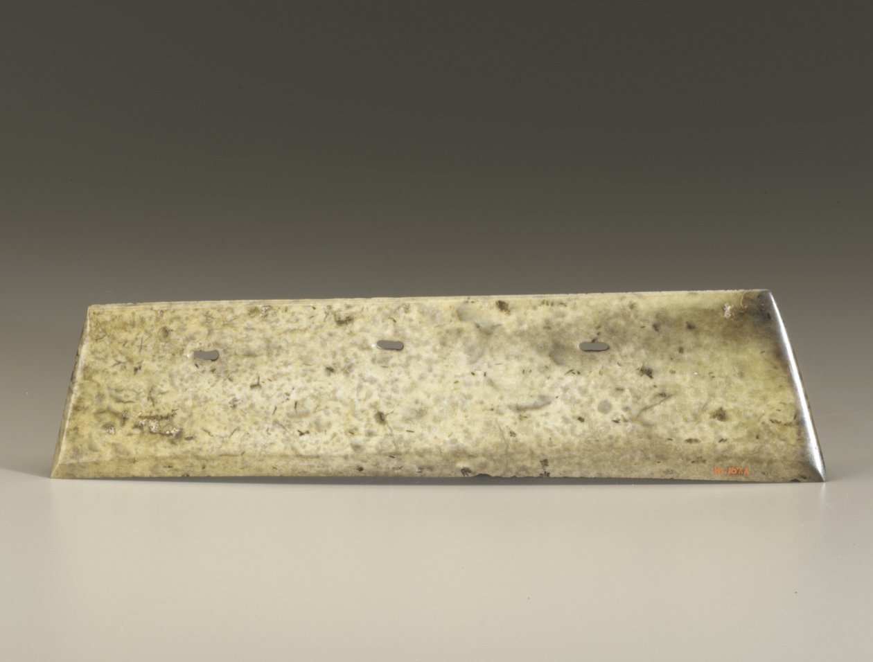 Vidlicový sekáč (zhang), kultura Qijia, cca 2500-2000 př. n. l. (nefrit) od Neolithic Period Chinese School