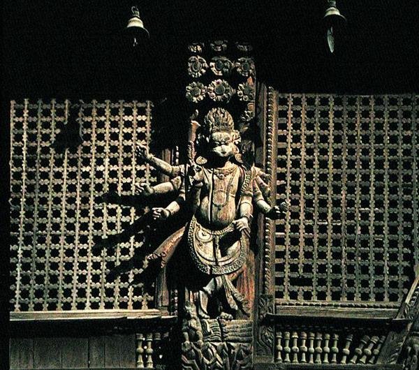 Detail z exteriéru (dřevo) od Nepalese School