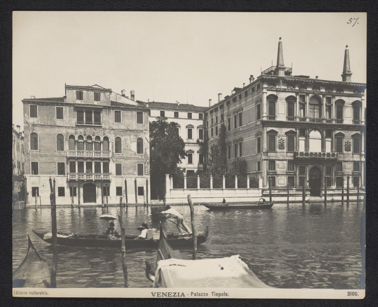 Exteriér paláce v Benátkách Benátky - Palazzo Tiepolo (název na objektu) od Neue Photographische Gesellschaft