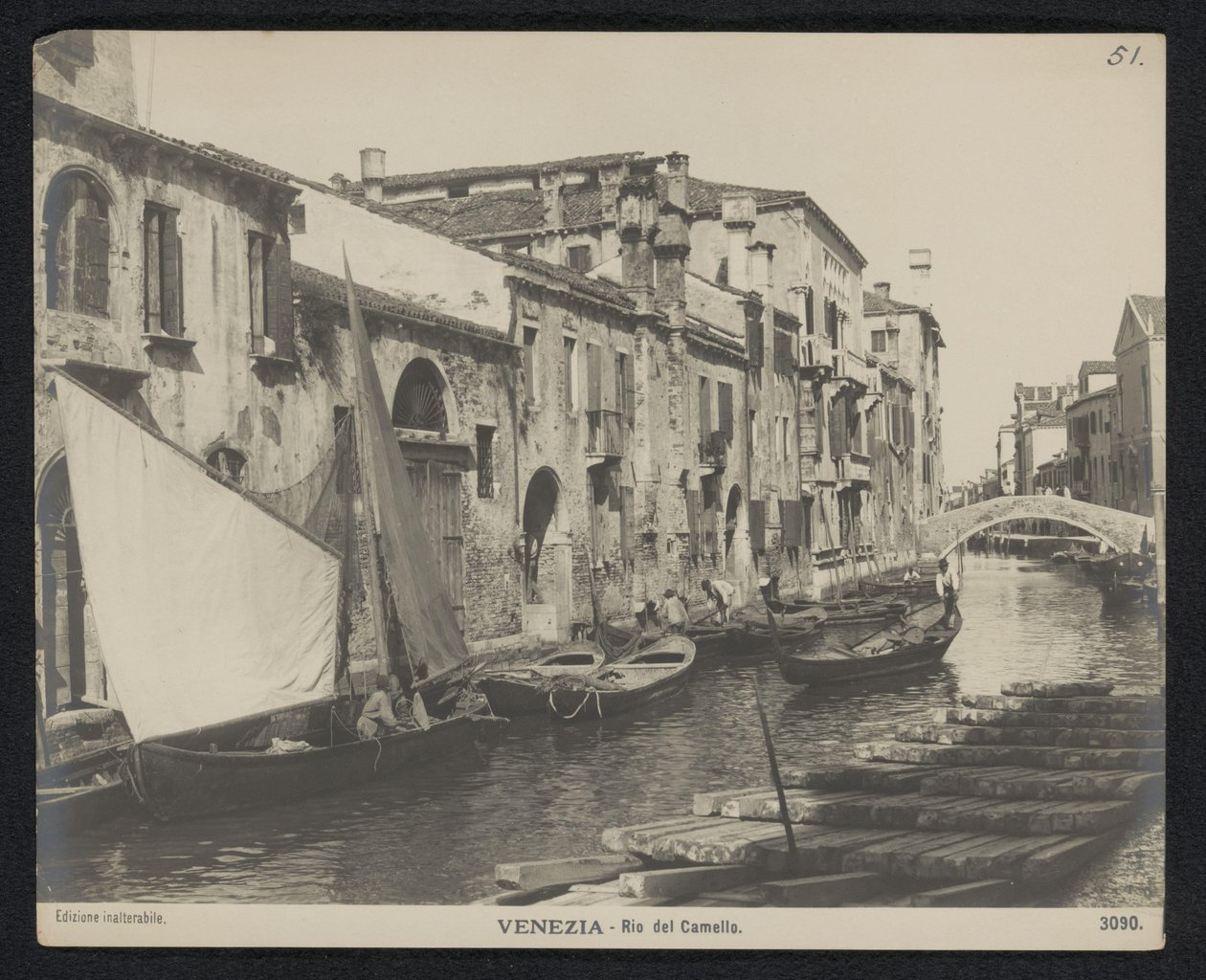 Pohled na Rio del Camello v Benátkách Benátky - Rio del Camello (název na objektu) od Neue Photographische Gesellschaft