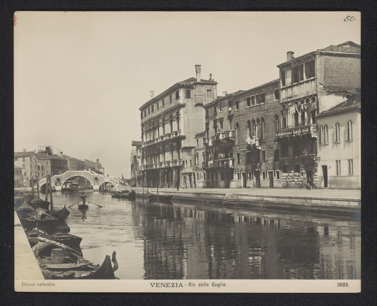 Pohled na kanál v Benátkách Benátky - Rio delle Guglie (název na objektu) od Neue Photographische Gesellschaft