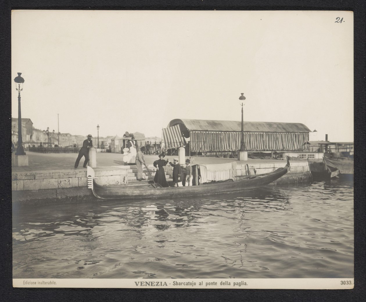 Gondola podél mola u Ponte della Paglia v Benátkách Venezia - Sbarcatojo al ponte della paglia (název na objektu) od Neue Photographische Gesellschaft