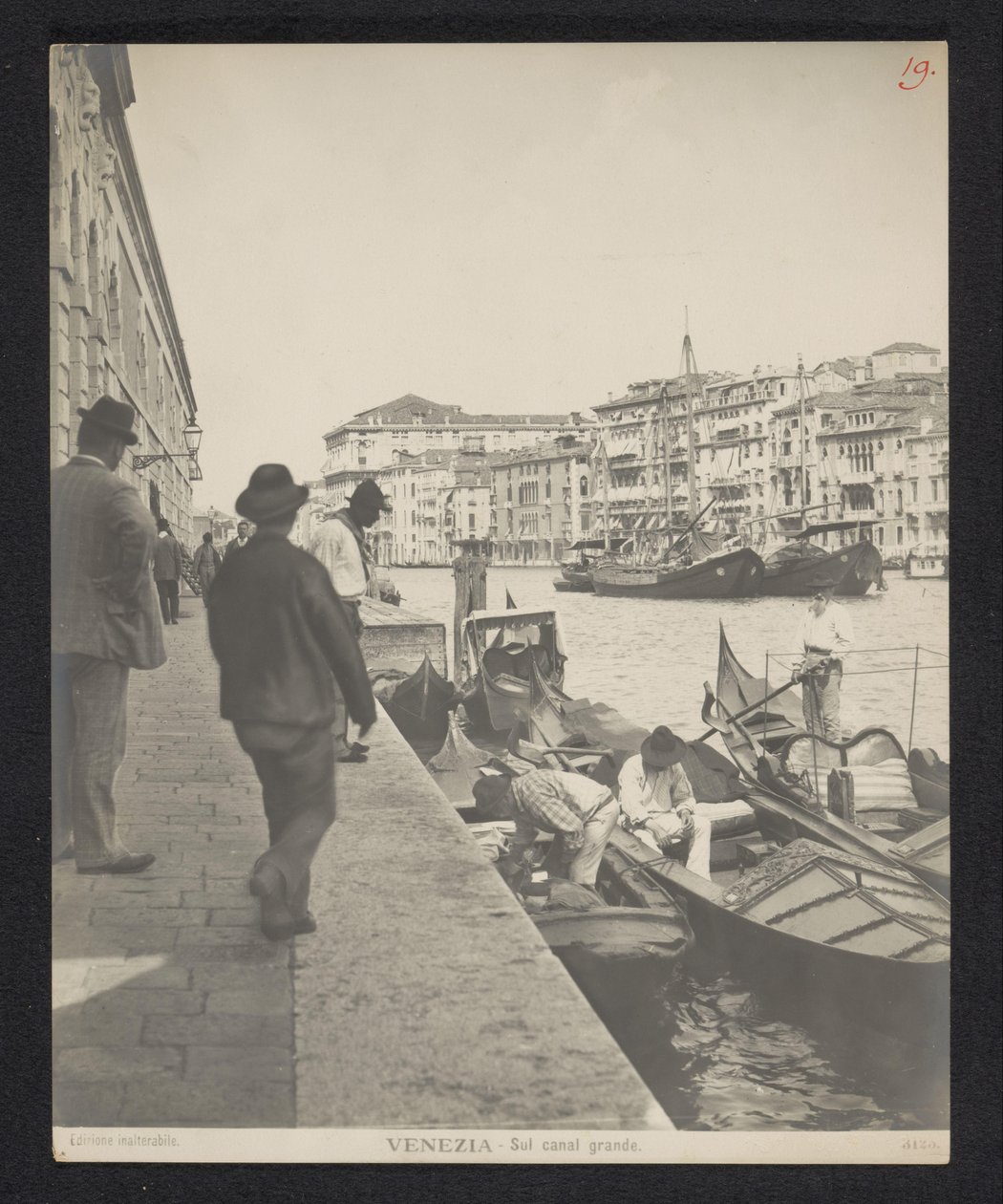 Gondoly podél Canal Grande v Benátkách Benátky - Sul canal grande (název na objektu) od Neue Photographische Gesellschaft