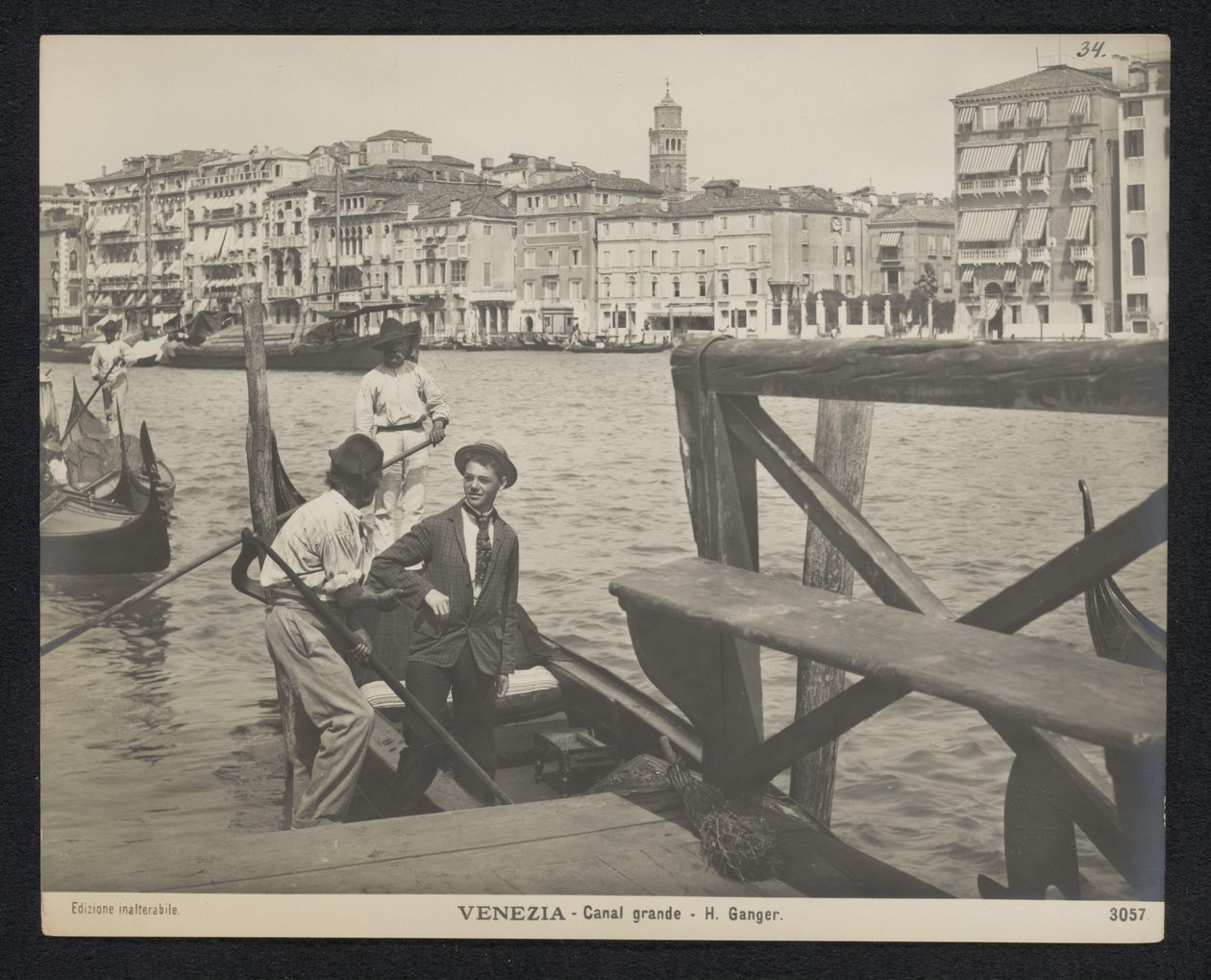Mladý muž na gondole v Benátkách Venezia - Canal Grande - H. Ganger (titul na objektu) od Neue Photographische Gesellschaft