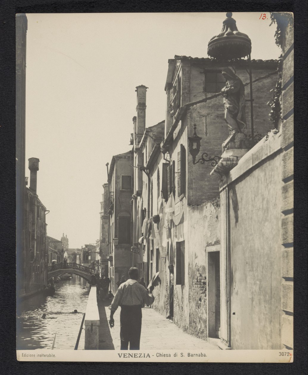 Kade langs de Chiesa di San Barnaba te Benátky Benátky - kostel sv. Barnaby (název na objektu) od Neue Photographische Gesellschaft