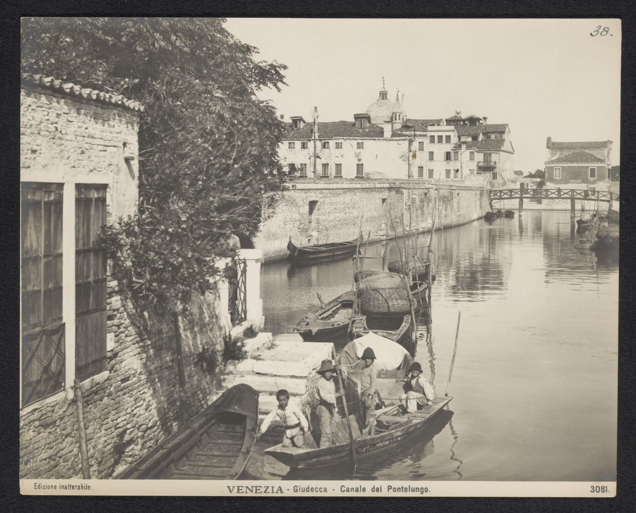 Kanaal te Benátky Benátky – Giudecca – Pontelungo Canal (název na objektu) od Neue Photographische Gesellschaft