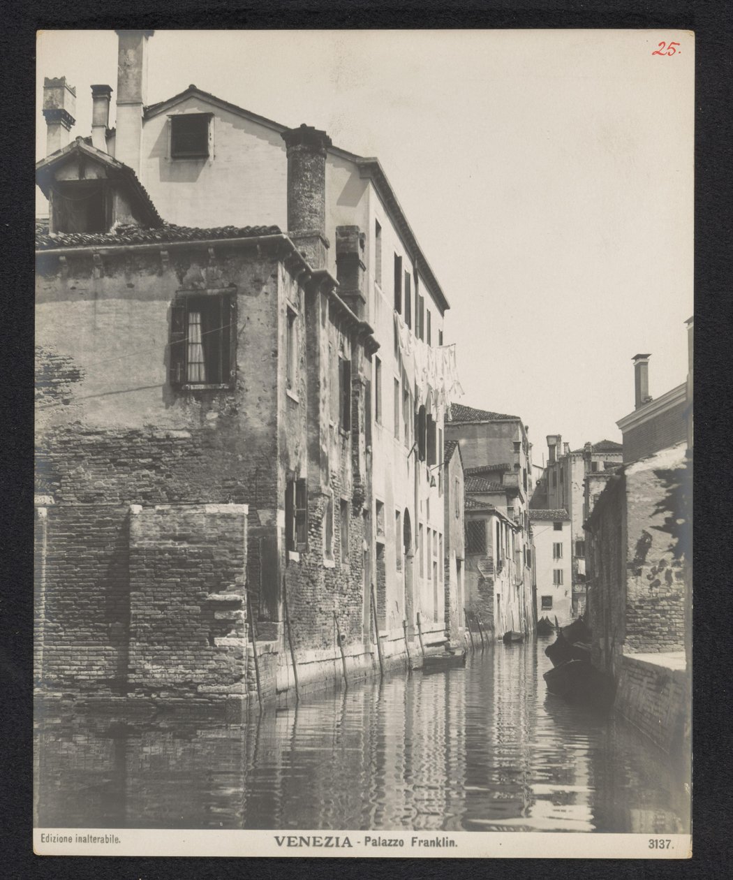 Kanál v Benátkách Benátky - Palazzo Franklin (název na objektu) od Neue Photographische Gesellschaft