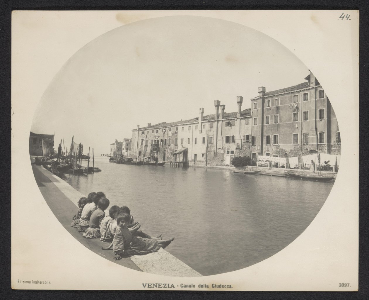Děti na nábřeží podél kanálu v Benátkách Benátky – Canale della Giudecca (název na objektu) od Neue Photographische Gesellschaft