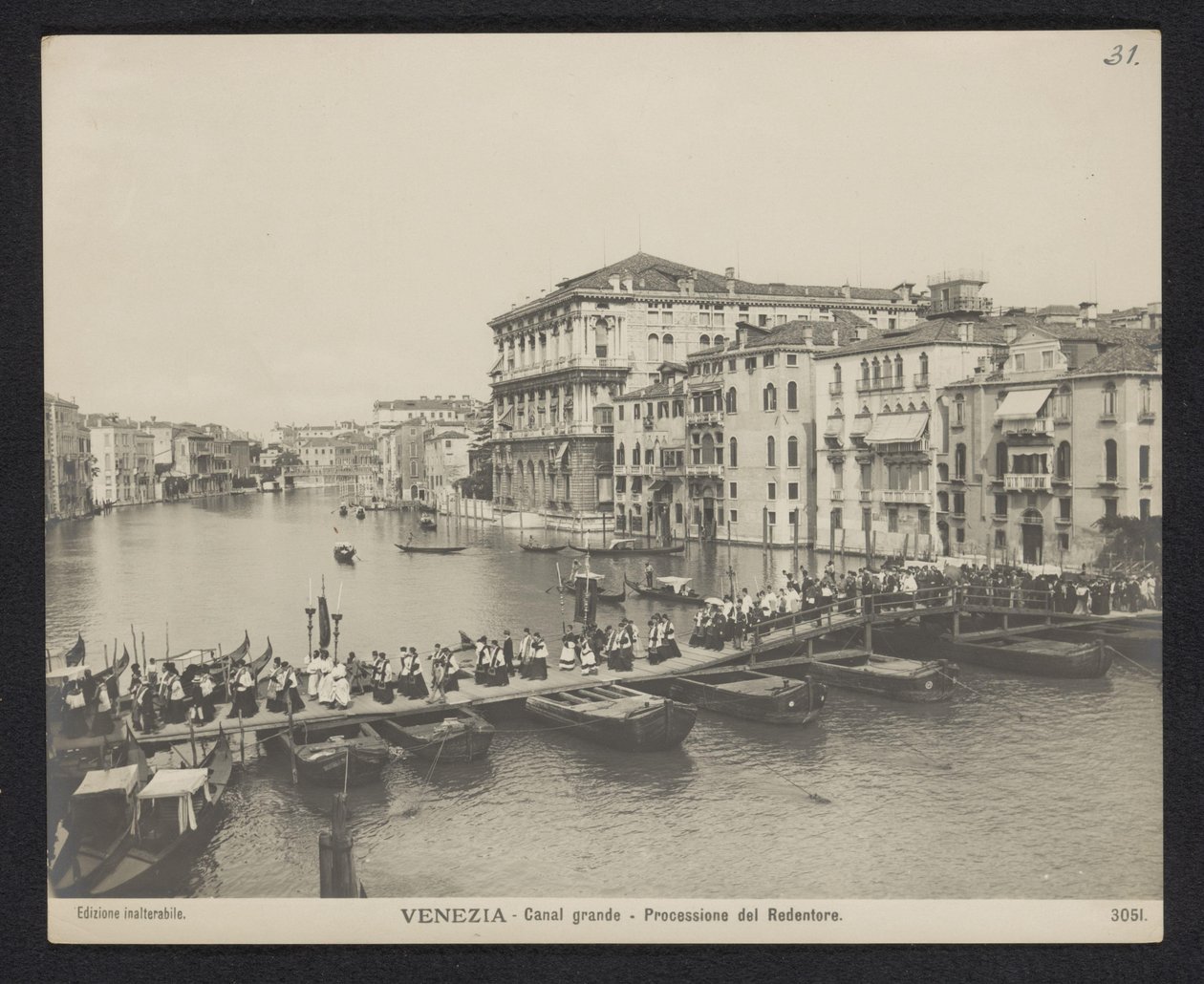 Procesí přes pontonový most na Canal Grande v Benátkách během Festa del Redentore Benátky - Canal Grande - Processione del Redentore (název na objektu) od Neue Photographische Gesellschaft