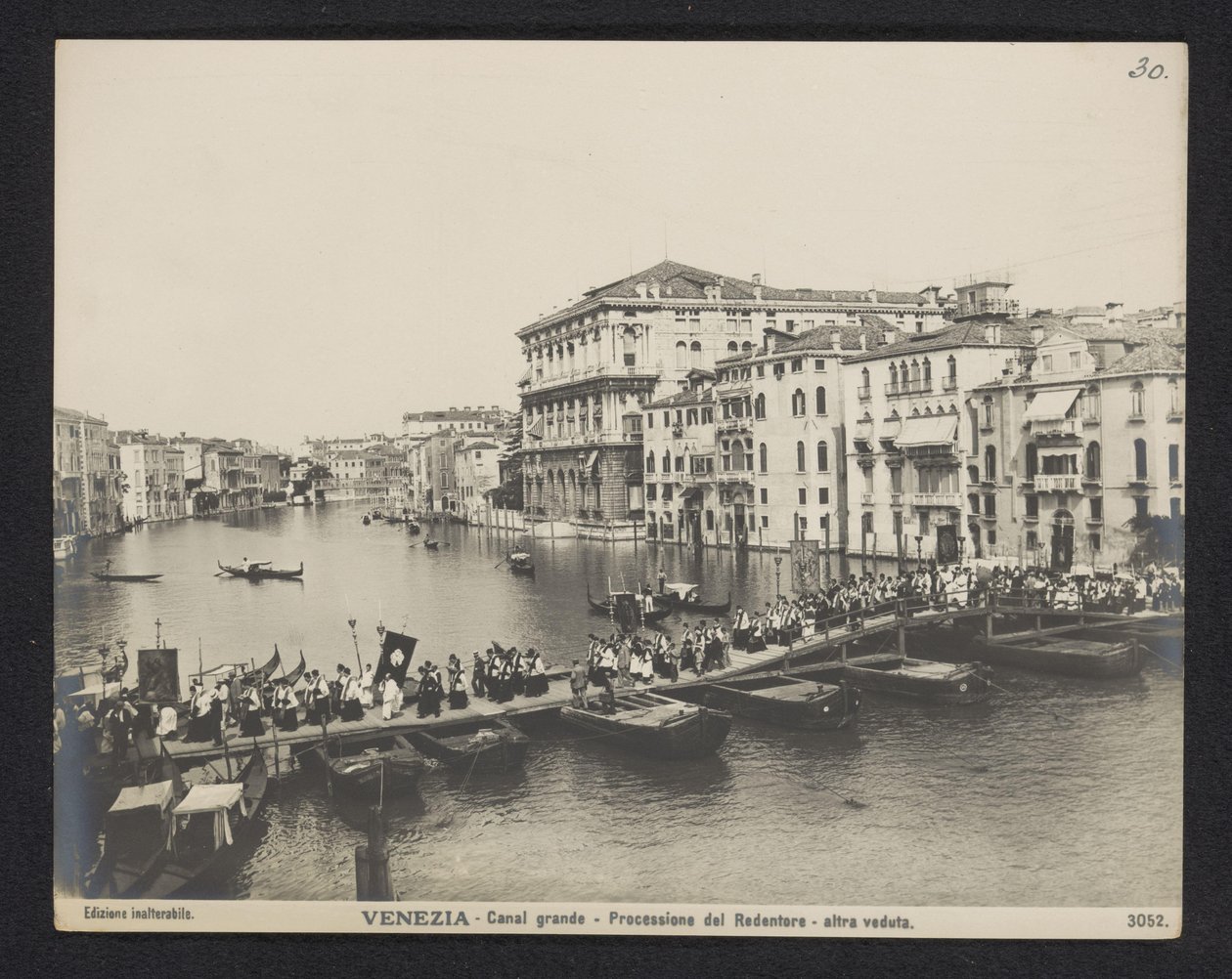 Procesí přes pontonový most na Canal Grande v Benátkách během Festa del Redentore Benátky - Canal Grande - Processione del Redentore - altra veduta (název na objektu) od Neue Photographische Gesellschaft