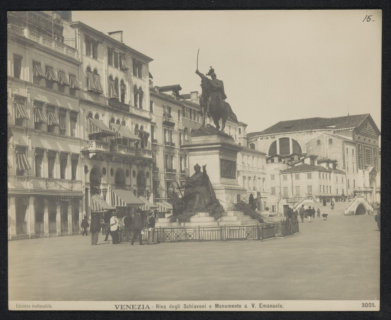 Riva degli Schiavoni te Venetië, met een ruiter standbeeld van Victor Emmanuel II van Italië Benátky - Riva degli Schiavoni a památník. V. Emanuele (titul na předmětu) od Neue Photographische Gesellschaft