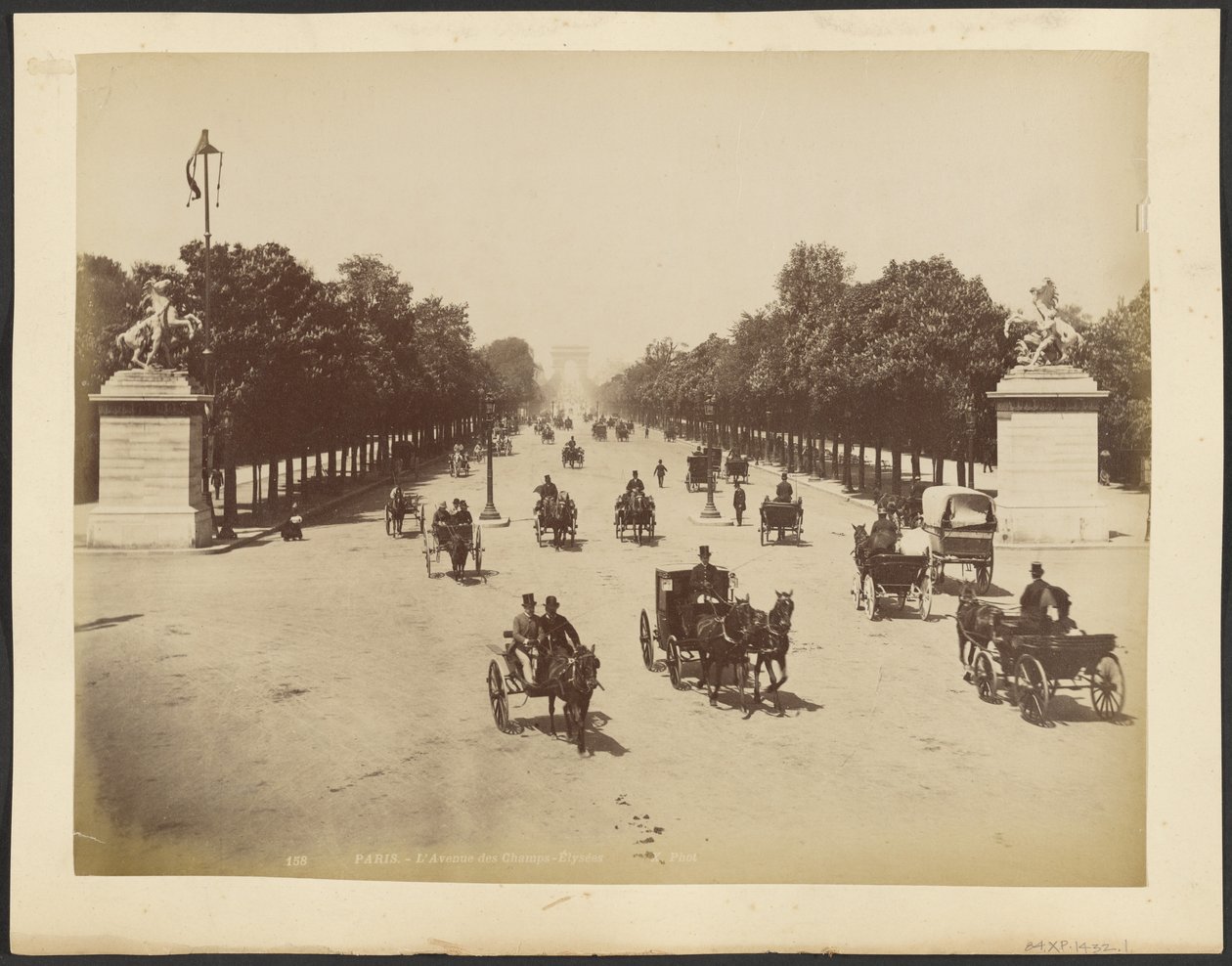 Paříž: Avenue des Champs-Elysées od Neurdein freres