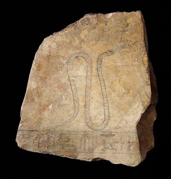 Ostrakon zdobený nákresem ženy klečící před hadí bohyní, pravděpodobně z Deir el-Mediny, 19.-20. dynastie, 1200-1153 př. n. l. (malovaný vápenec) (viz také 76554) od New Kingdom Egyptian