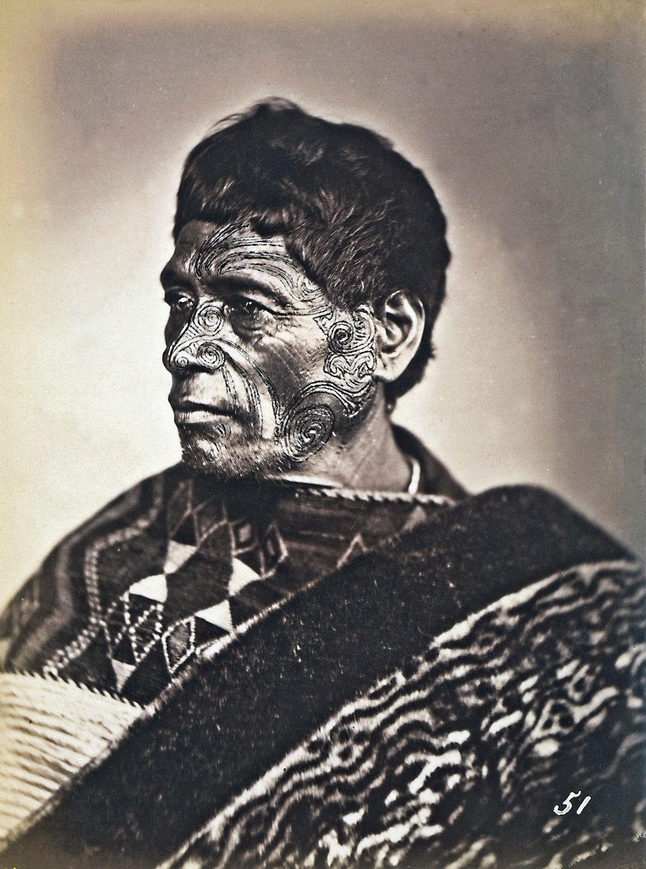 Portrét Maory s potetovaným obličejem, cca 1886-88 od New Zealand Photographer